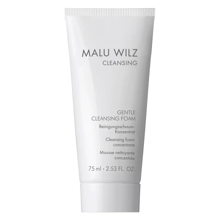 Eine weiße Tube Malu Wilz Gentle Cleansing Foam vor einem weißen Hintergrund.